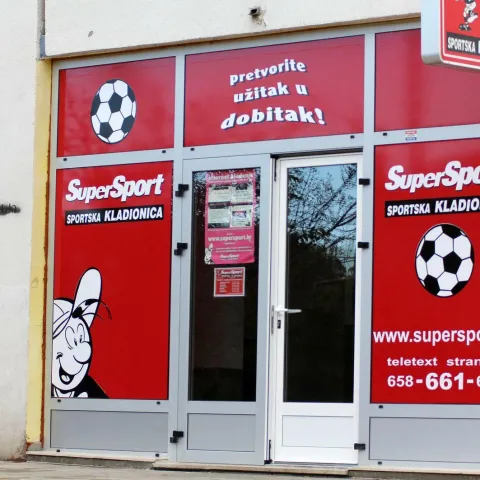 21.10.2011., Sibenik - U Ulici bana Josipa Jelacica nepoznati je pocinitelj jucer u vecernjim satima, uz ozbiljnu prijetnju zaposlenici, otudjio manji iznos novca. "nPhoto: Dusko Jaramaz/PIXSELL