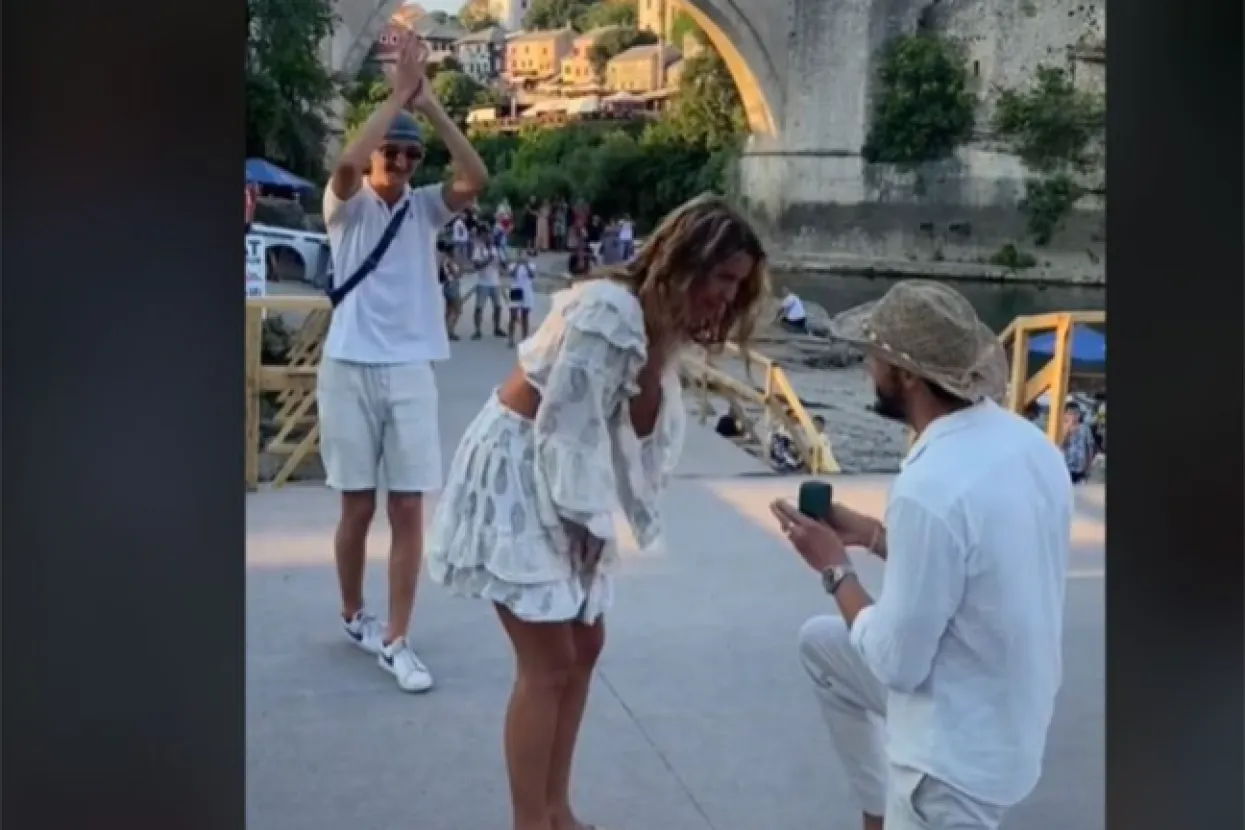 Zaruke ispod Starog mosta