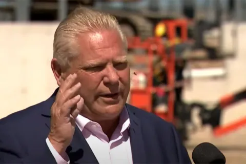 Političaru tijekom govora pčela uletjela u usta, progutao je pa popio vode