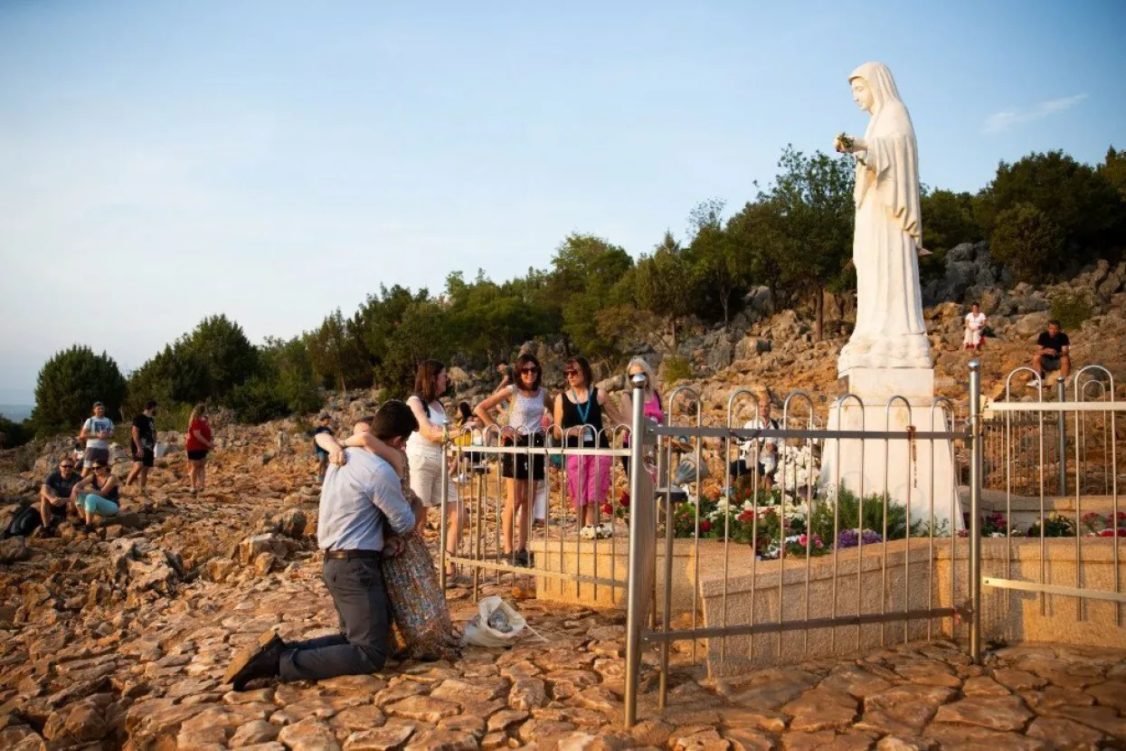 John je svoju djevojku odlučio zaprositi na Brdu ukazanja