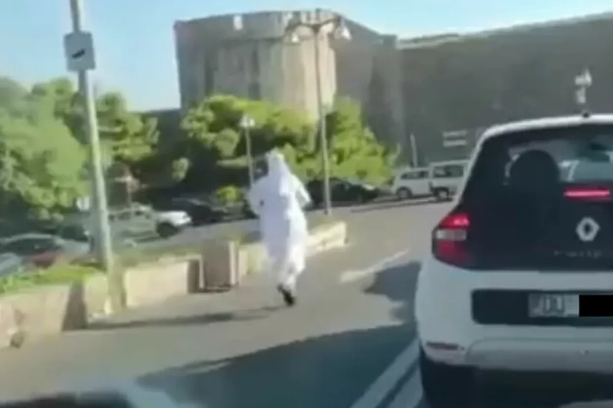 Časna trči za kovčegom