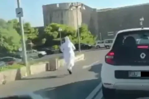 Časna trči za kovčegom