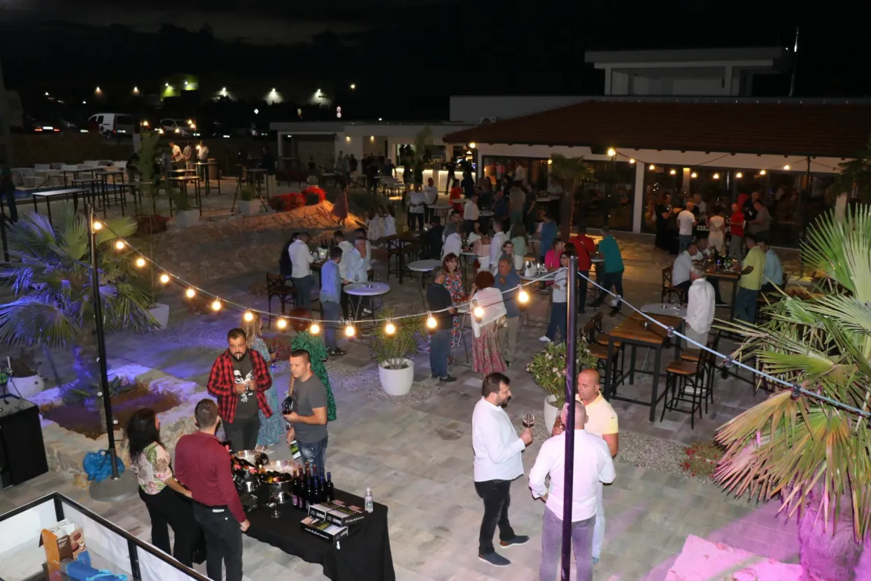 LJUBU&Scaron;KI, 12. kolovoza (FENA) - Dodjelom zahvalnica za zasluge u vinogradarstvu i promociju vina u BiH u petak je u Ljubu&scaron;kom zavr&scaron;ena manifestacija "Ku&scaron;aj ljubu&scaron;ka vina", koju je organizirala Udruga vinogradara i vinara Ljubu&scaron;ki. Foto FENA/Monika Ćubela Savić