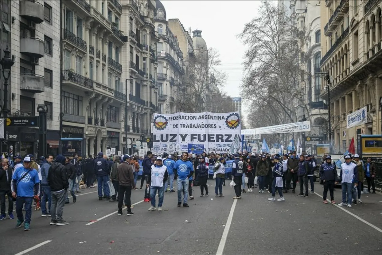 Održan &#39;sprovod&#39; za plaće radnika: &#39;Počivale u miru minimalne plaće&#39;