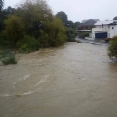Stanovnici iz nekoliko stotina kuća evakuirani zbog obilnih kiša koje su pogodile sjever i sredinu zemlje