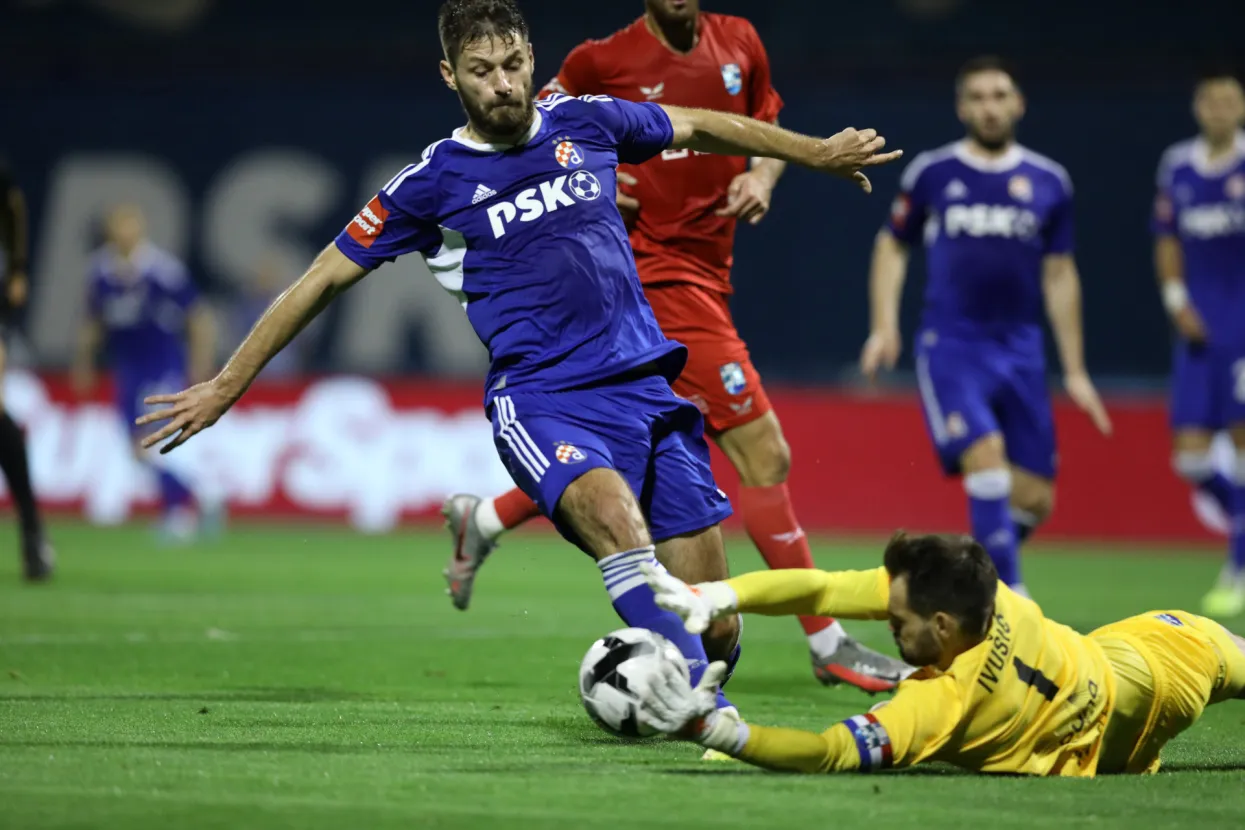 Zagreb, 20.8.2022.- Utakmica 6. kola HNL-a Dinamo - Osijek. Na fotografiji Bruno Petković, Ivica. Ivu&scaron;ić.