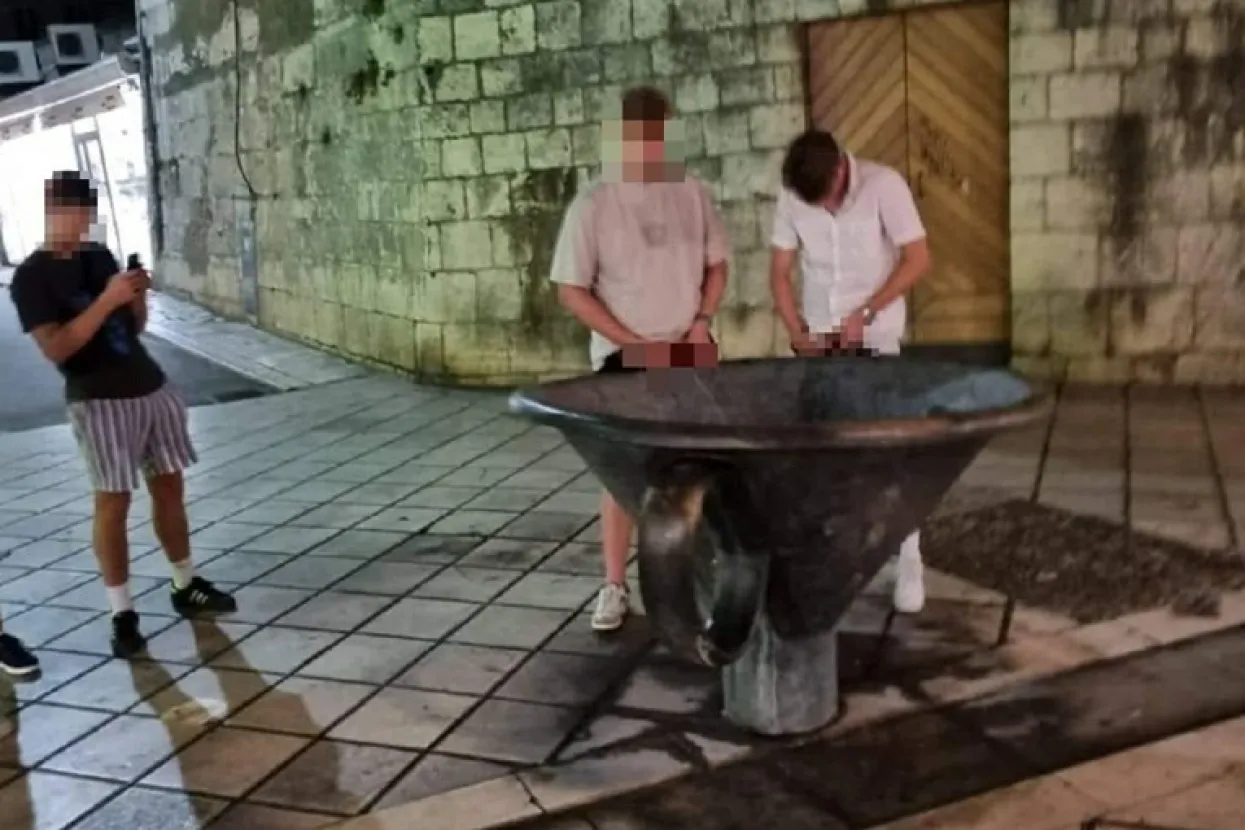 Dru&scaron;tvenim mrežama danas se pro&scaron;irila fotografija dvojice mladića kako uriniraju u spomenik Pirija u Marmontovoj, u centru Splita