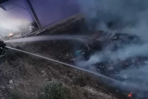 U mostarskom naselju gorjela pilana, vatra zahvatila veliku deponiju smeća