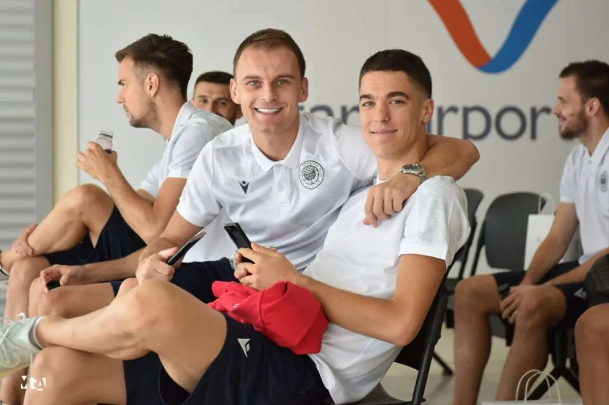 Nogometa&scaron;i Zrinjskog u zračnoj luci