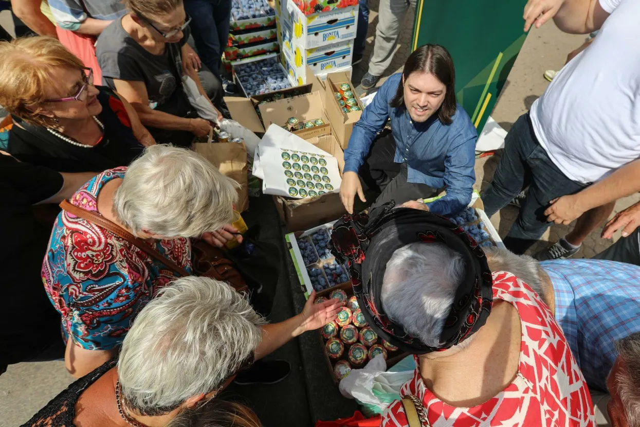 25.08.2022., Zagreb - Zastupnik u Europskom parlamentu Ivan Vilibor Sincic odrzao konferenciju za medije na temu poljoprivredna i energetska kriza u Hrvatskoj, a zatim je gradjanima podijeljelio pakete hrane s domacih OPG-a. Photo: Robert Anic/PIXSELL