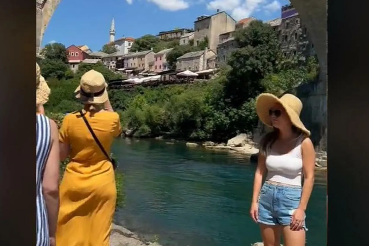 Influencerica na meti kritika zbog snimke iz Mostara: 'Kako se samo usuđuju...'