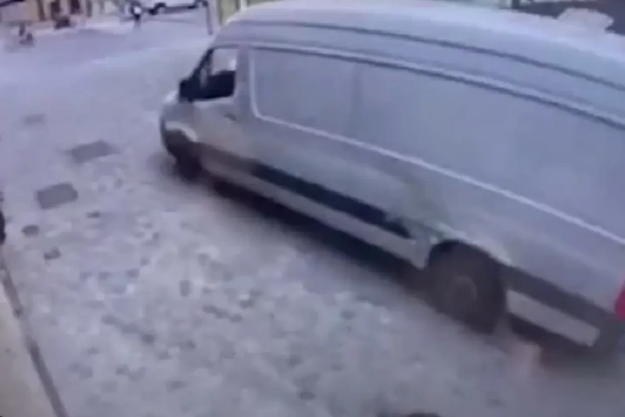 Kombijem se zaletio u terasu kafića