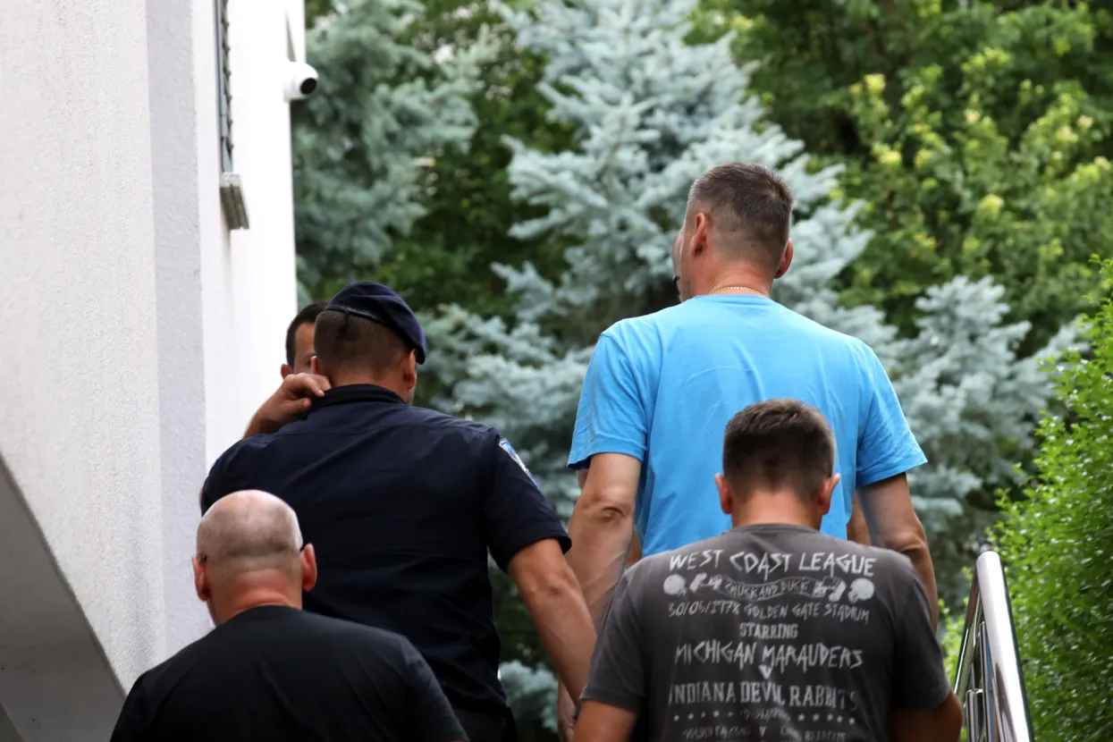 Zagreb, 27.08.2022. - Damir &Scaron;kugor, INA-in direktor sektora prirodnog plina, doveden je u policijskom&nbsp;kombiju na pretres stana. Na fotografiji policija, Damir &Scaron;kugor