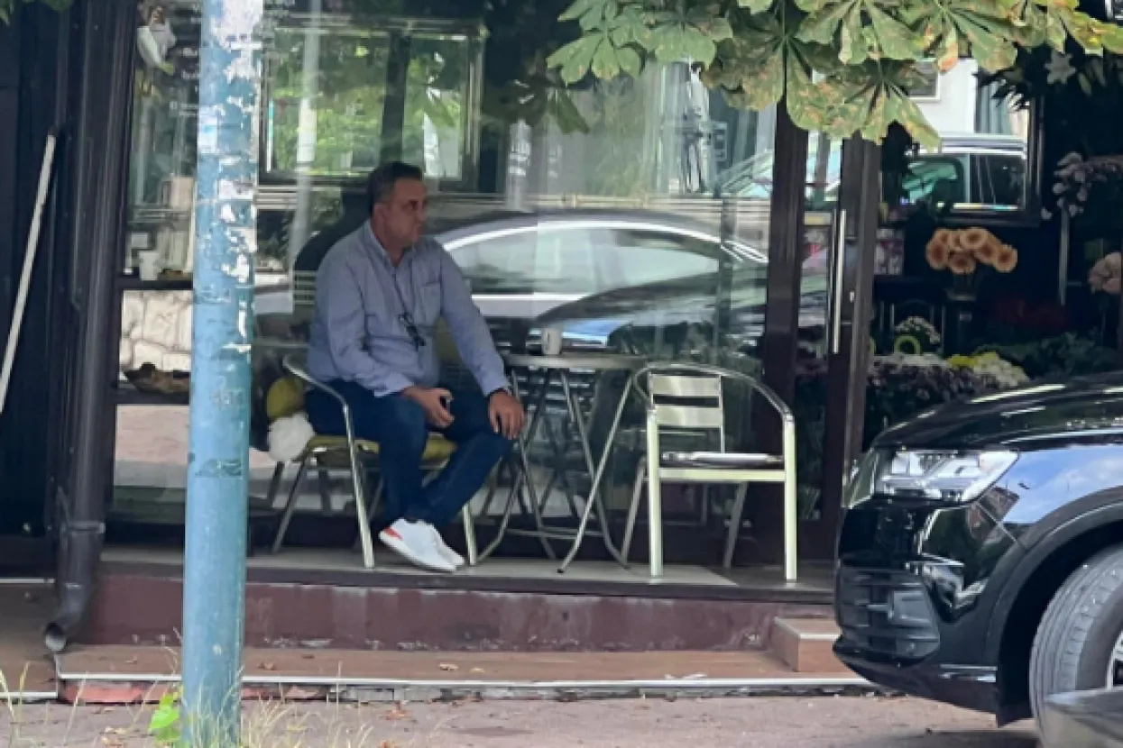 Asim Sarajlić kupovao cvijeće, pa udario&nbsp;u vozilo u kojem je bio bračni par s dvoje djece