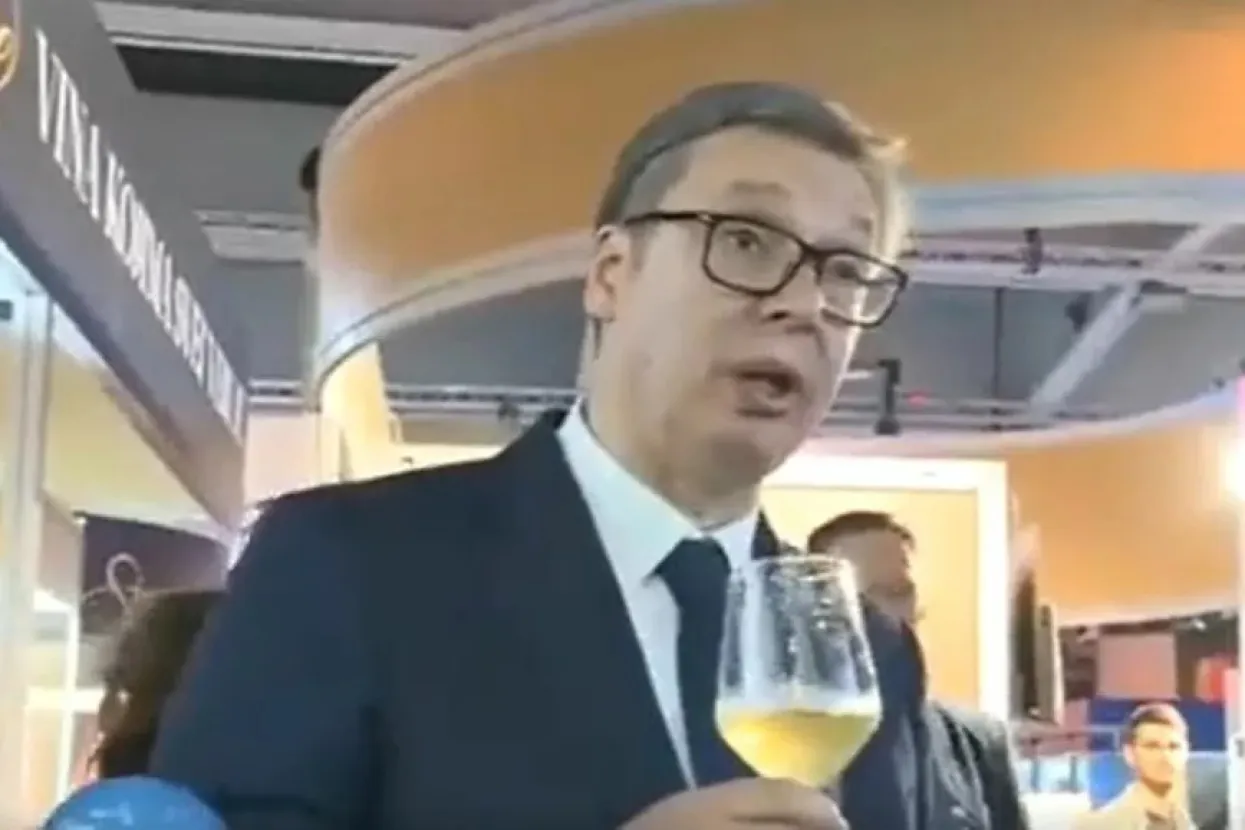 Vučić pio vino na sajmu, suradnica mu uzimala ča&scaron;u: 'Popio sam vi&scaron;e od 100 ča&scaron;a, to meni nije ni&scaron;ta'