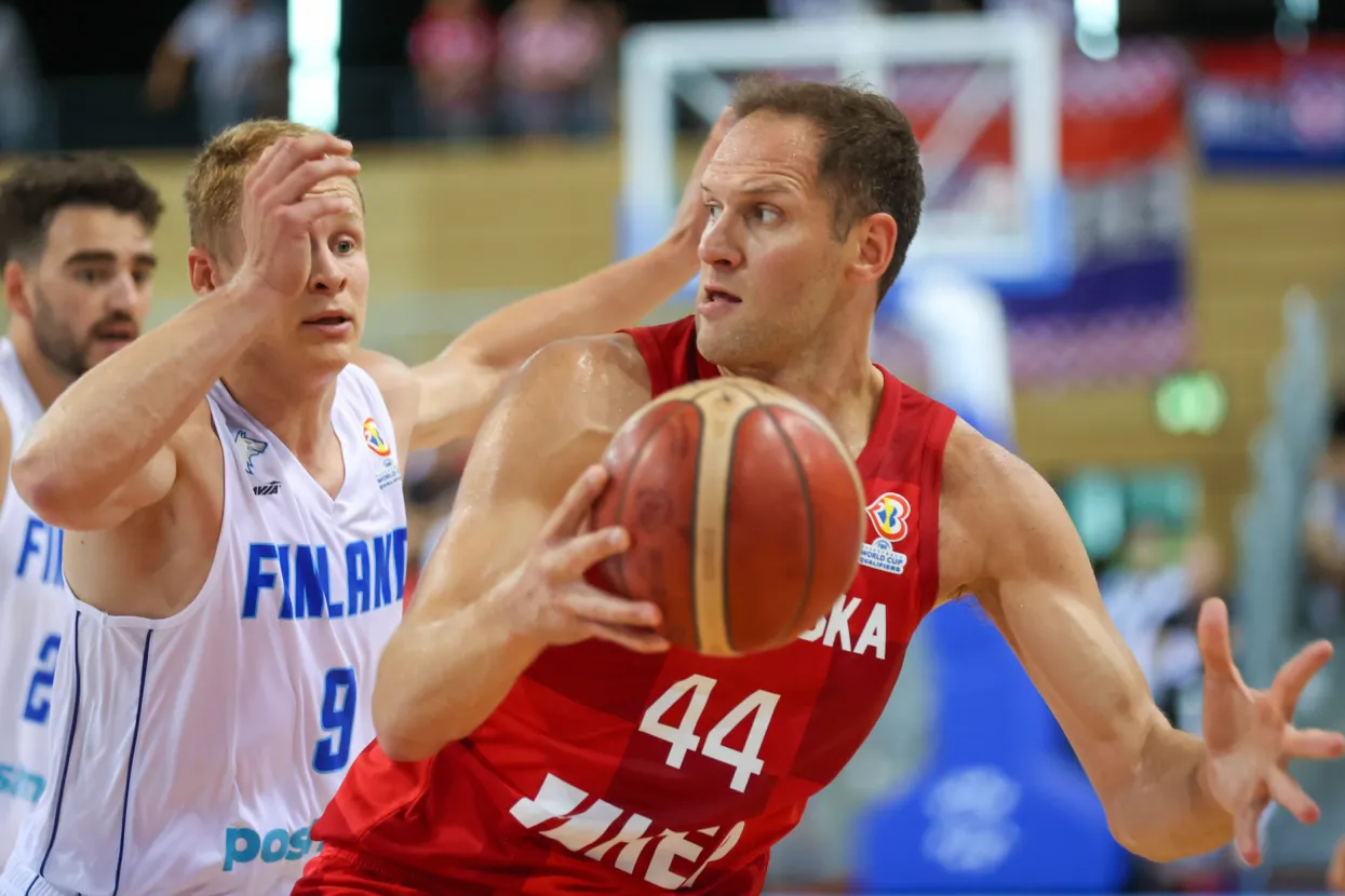 Rijeka, 03.07.2022. - Utakmica posljednjeg, 6. kola skupine C prvog kruga kvalifikacija za Svjetsko prvenstvo ko&scaron;arka&scaron;a Hrvatska - Finska. Na slici Bojan Bogdanović, Sasu Salin. Foto HINA/ Damir SENČAR/ ds