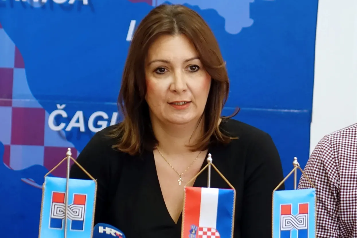 Požega, 3.9.2022.- Članica Predsjedni&scaron;tva HDZ-a i županica Pože&scaron;ko-slavonske županije Antonija Jozić na konferenciji za novinare u subotu je odbacila tvrdnje predsjednika SDP-a Peđe Grbina da su za aferu preprodaje Ininog plina odgovorni Vlada i premijer, rekav&scaron;i da Grbin poku&scaron;ava prodati lažnu tezu i profitirati na slučaju. Na slici Antonija Jozić..foto HINA/ ua