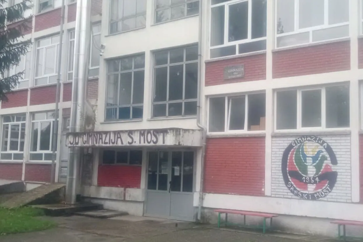 Gimnazija u Sanskom Mostu