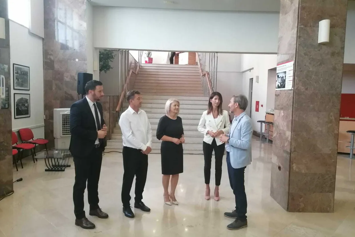 Borjana Kri&scaron;to kandidatkinja Hrvatskog narodnog sabora BiH za hrvatskog člana Predsjedni&scaron;tva BiH posjetila je danas Hrvatsko narodno kazali&scaron;te (HNK) u Mostaru