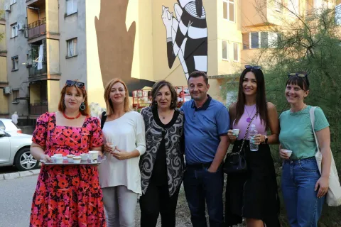 MOSTAR, 5. rujna (FENA) - Događaj &quot;Kava na zidiću&quot;, čiji je cilj spojiti građane s urbanom kulturom i razgovarati o urbanoj umjetnosti, održan je u ponedjeljak u sklopu Street Arts Festivala u Vukovarskoj ulici, na lokaciji gdje se stvara još jedna mostarska ulična galerija. (Foto FENA/Tomislav Glamuzina)