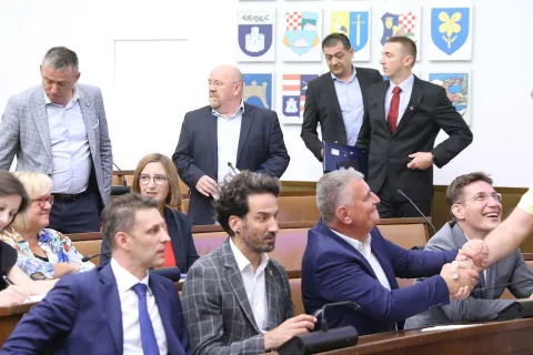 06.09.2022., Zagreb - Nakon sto nisu uspjeli nemetnuti izvanrednu sjednicu Sabora, klubovi zastupnika oporbenih stranka odrzavaju zajednicku sjednicu, na kojoj ce dogovoriti zajednicko djelovanje vezano uz aferu izvlacenja novca iz INA-e.
Photo: Patrik Macek/PIXSELL Photo: Patrik Macek/PIXSELL