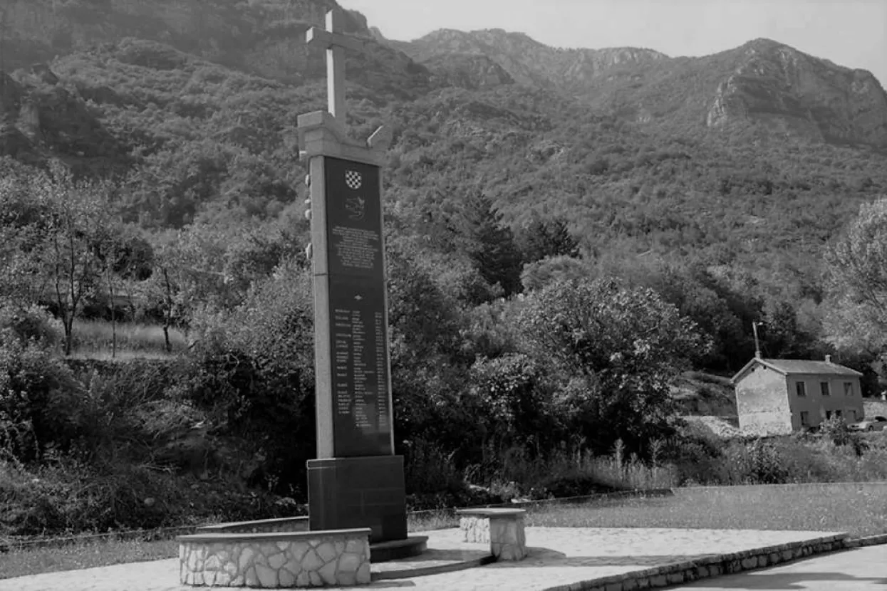 Spomenik žrtvama zločina u Grabovici
