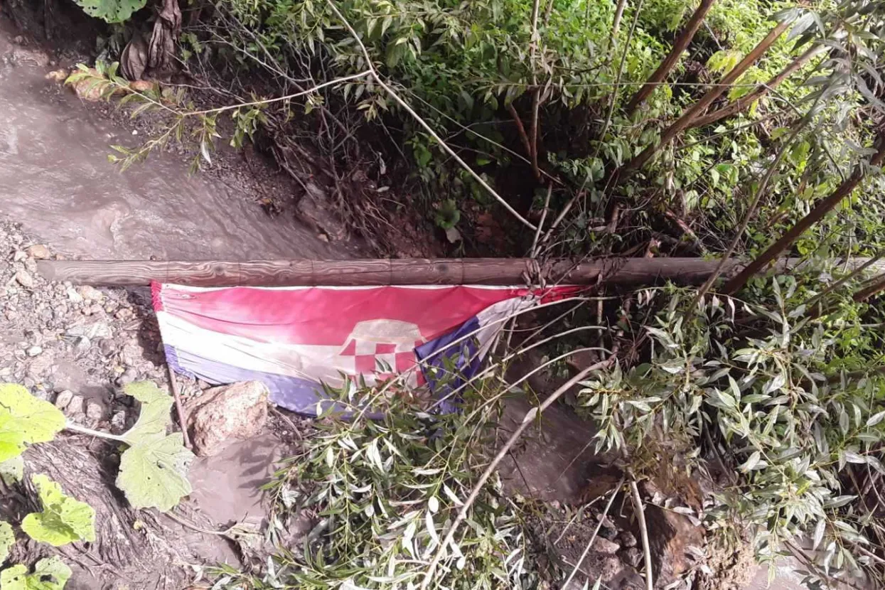 Sru&scaron;en stijeg s hrvatskom zastavom u Doljanima kod Jablanice