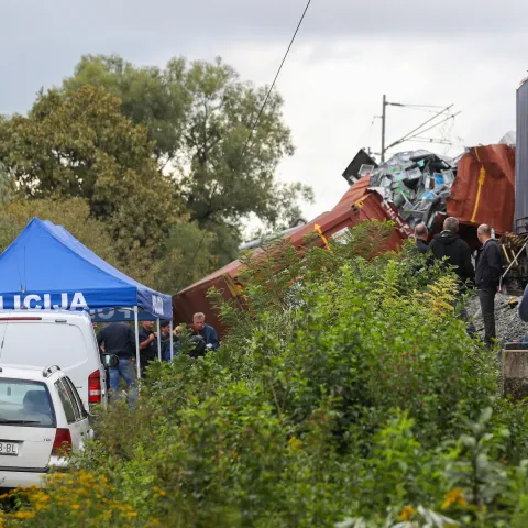 Novska, 10.09.2022 - Mjesto željezničke nesreće, u kojoj je u petak oko 21.35 sati kod mjesta Rajić nedaleko od Novske poginulo troje a ozlijeđeno 11 ljudi,se osigurava, obavljene su formalne pripreme i treba početi očevid, doznaje Hina od policije u subotu ujutro. Na slici uništeni vagoni nakon sudara putničkog i teretnog vlaka kod mjesta Raić blizii Novske.
foto HINA/ Damir SENČAR/ ds