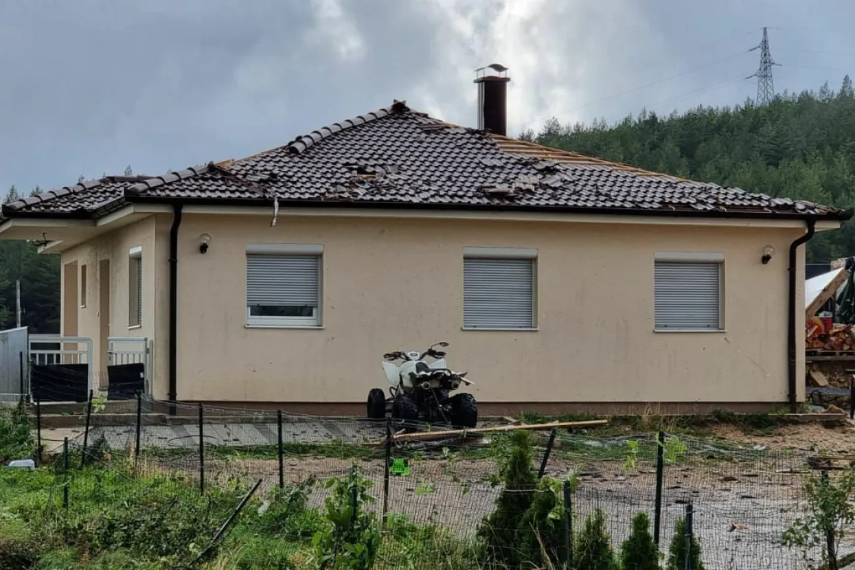 TOMISLAVGRAD, 9. rujna (FENA) - Pijavica koja je danas poslijepodne pro&scaron;la tomislavgradskim naseljima Bobara i Kolo prouzročila je veliku materijalnu &scaron;tetu na objektima, vozilima i obiteljskim kućama