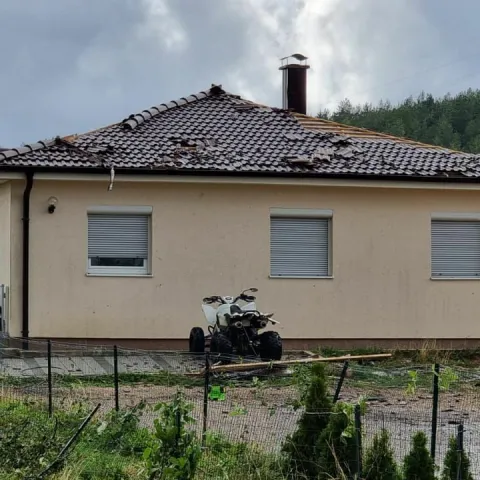 TOMISLAVGRAD, 9. rujna (FENA) - Pijavica koja je danas poslijepodne pro&scaron;la tomislavgradskim naseljima Bobara i Kolo prouzročila je veliku materijalnu &scaron;tetu na objektima, vozilima i obiteljskim kućama