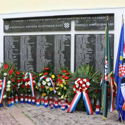 UZDOL, 14. rujna (FENA) - U Memorijalnom centru u Uzdolu, u općini Prozor-Rama, obilježena je 29. godi&scaron;njica stradanja 29 civila hrvatskih civila i 12 pripadnika Hrvatskog vijeća obrane, koje su na dana&scaron;nji dan 1993. godine u njihovim domovima ubili pripadnici Armije BiH. Foto Fena/Branka Soldo