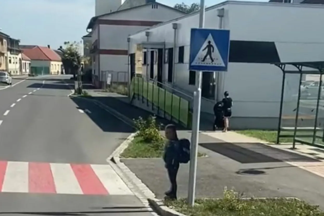 Stao na pje&scaron;ačkom, maleni "pje&scaron;ak" nepomičan