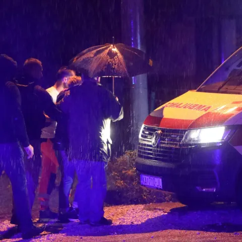 16.09.2022., Karlovac - U pucnjavi u naselju Lemic Brdo u Karlovcu jedna je osoba ubijena, a jedna ozlijedjena. Policijski sluzbenici postupanjem na terenu ubrzo su prona&scaron;li osobu koja se dovodi u vezu s ovim dogadjajem te je navedena osoba pod nadzorom policije. Policija je blokirala pristup kuci u kojoj se dogodila pucnjava. Photo: Kristina Stedul Fabac/PIXSELL