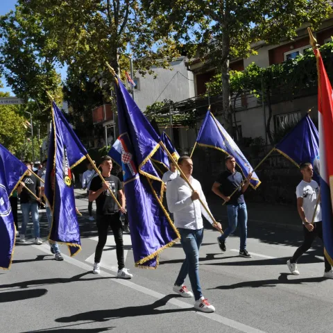 Polaganjem vijenaca, svetom misom te svečanim mimohodom ratnih zastava postrojbi koje su sudjelovale u Domovinskom ratu u nedjelju je u Čitluku svečano obilježen Dan branitelja općine Čitluk.