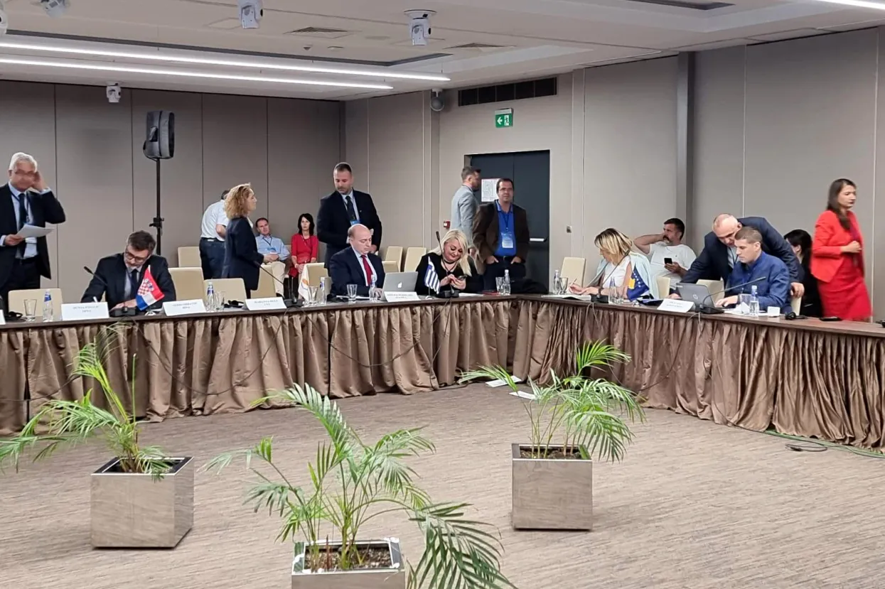 Burgas, 19.09.2022. - Udruga novinskih agencija Balkana i jugoistočne Europe (ABNA SE) službeno je osnovana u ponedjeljak u Burgasu u Bugarskoj, gotovo tri desetljeća nakon prvog neformalnog okupljanja. Na 30. Generalnoj skup&scaron;tini jednoglasno je usvojen statut udruge i izabrano novo vodstvo. Tome je prethodilo izbacivanje novinske agencije Republike Srpske SRNE iz udruge jer je usvojenim statutom predviđeno da svaka država može imati samo jedan glas, odnosno jednu agenciju članicu. Izaslanstva deset agencija, među kojima i Hinino, glasala su da iz Bosne i Hercegovine u ABNA SE uđe Federalna novinska agencija FENA, čiji se predstavnik suzdržao od glasovanja. Neprofitna profesionalna udruga novinskih agencija ABNA SE osnovana je 1995., no tek sada će biti službeno registrirana sa sjedi&scaron;tem u Sofiji. Udruga sada ima 11 članica.