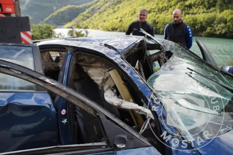 Izvlačenje BMW-a iz Neretve