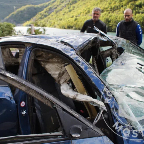 Izvlačenje BMW-a iz Neretve