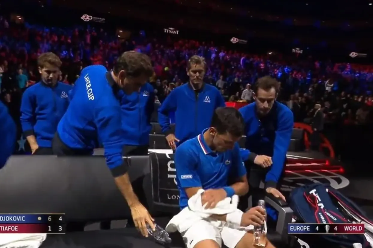 Federer dodaje Đokoviću bocu vode