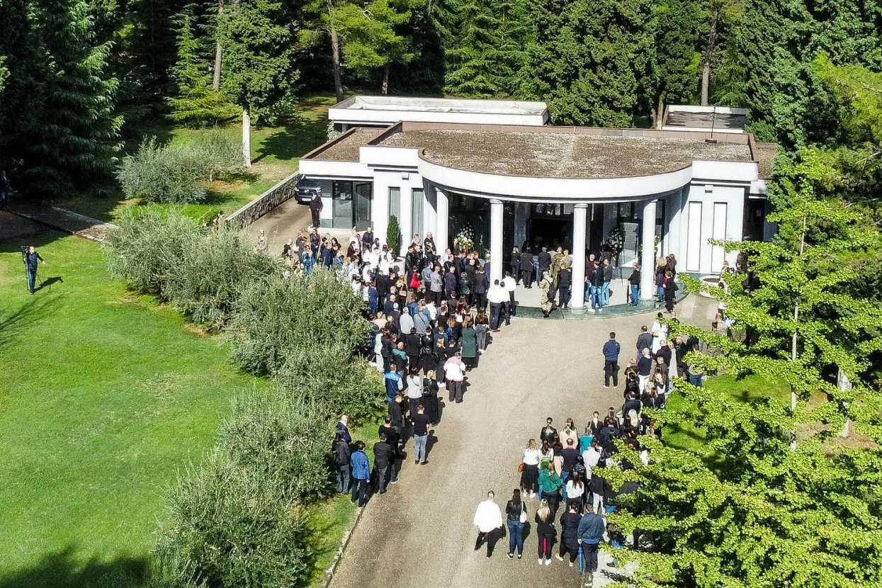 27.09.2022., Mostar, Bosna i Hercegovina - Posljednji ispracaj tragicno stradale obitelji Krstic odrzan je u 15 sati ispred gradske mrtvacnice Bijeli Brijeg u Mostaru, a troclana obitelj bit ce pokopana na rimokatolickom groblju u naselju Ortijes. Obitelj Krstic strada je u prometnoj nesreci kod Mostara koju je,&nbsp;prema dosad objavljenim informacijama, izazvalo utrkivanje dvojice pijanih vozaca. Poginuli su Boris (35) i Marijana (34) Krstic te njihov 9-godisnji sin dok se lijecnici jos uvijek bore za zivot njihove trogodisnje kcerkice. Photo: Pixsell/PIXSELL