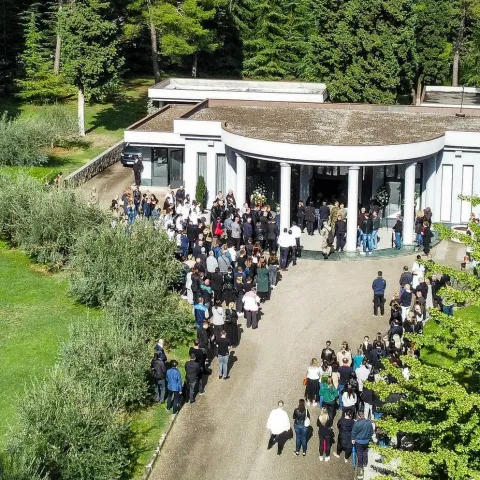 27.09.2022., Mostar, Bosna i Hercegovina - Posljednji ispracaj tragicno stradale obitelji Krstic odrzan je u 15 sati ispred gradske mrtvacnice Bijeli Brijeg u Mostaru, a troclana obitelj bit ce pokopana na rimokatolickom groblju u naselju Ortijes. Obitelj Krstic strada je u prometnoj nesreci kod Mostara koju je,&nbsp;prema dosad objavljenim informacijama, izazvalo utrkivanje dvojice pijanih vozaca. Poginuli su Boris (35) i Marijana (34) Krstic te njihov 9-godisnji sin dok se lijecnici jos uvijek bore za zivot njihove trogodisnje kcerkice. Photo: Pixsell/PIXSELL