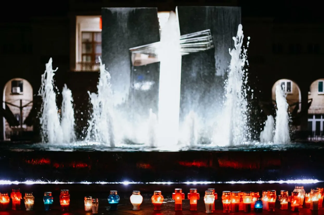 27.09.2022. Mostar - Stotinjak Mostarki i Mostaraca okupilo se u utorak navecer ispred Hrvatskog doma Hercega Stjepana Kosace kako bi zapalili svijece za tragicno preminulu obitelj Krstic. Photo: Denis Kapetanovic/PIXSELL