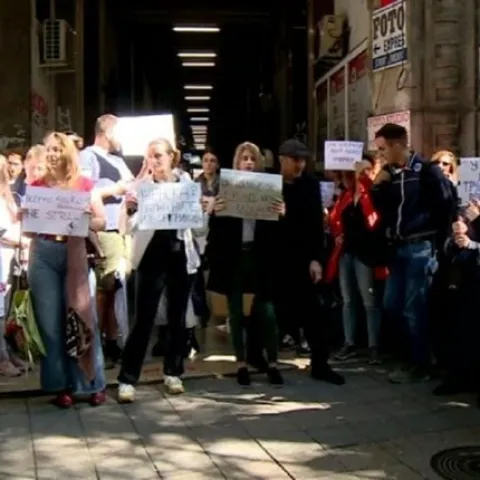 Srbijanski Informer objavio intervju sa serijskim silovateljem, ispred redakcije se okupili prosvjednici: &#39;Sram vas bilo&#39;