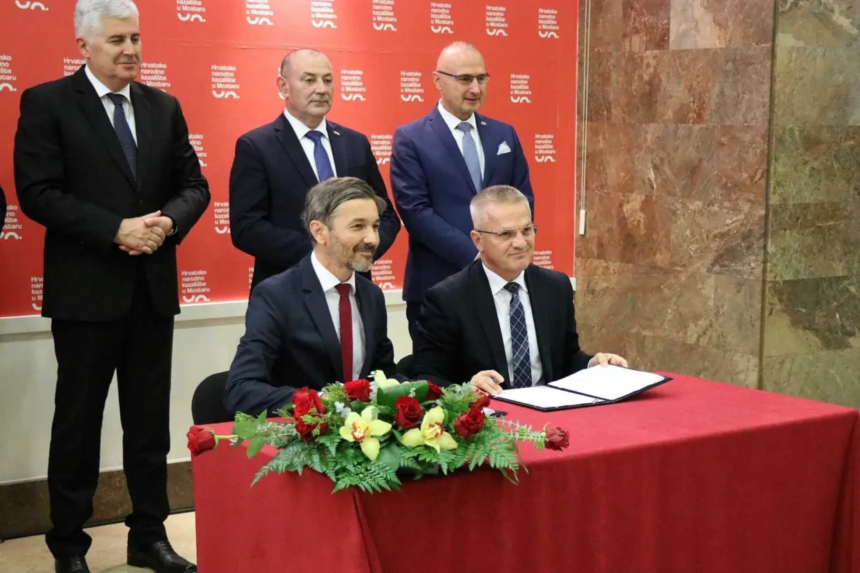 MOSTAR, 29. rujna (FENA) &ndash; Ugovor o financijskoj potpori za provedbu projekta "Nastavak gradnje objekta Hrvatskog narodnog kazali&scaron;ta u Mostaru, I. faza" između Vlade Republike Hrvatske i HNK Mostar potpisan je u četvrtak u Mostaru.(Foto FENA/Mario Obrdalj)