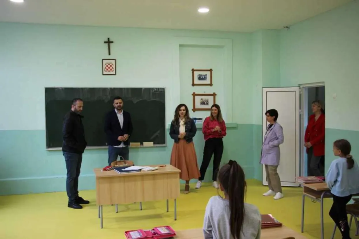 Učenici područne &scaron;kole Posu&scaron;ki Gradac dobili nove učionice