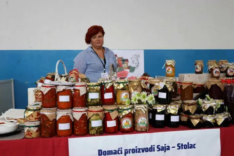 STOLAC, 30. rujna (FENA) - Dvodnevna poljoprivredna sajamska manifestacija &quot;Hercegovački plodovi Mediterana&quot; otvorena je u petak u Stocu gdje su se okupili brojni domaći i poljoprivredni proizvođači iz Hrvatske i Crne Gore. (Foto FENA/Mario Obrdalj)
