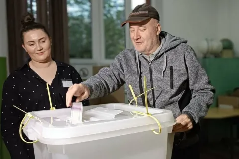 Na &scaron;est biračkih mjesta u Zenici zabilježeno ka&scaron;njenje u otvaranju