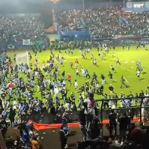 Detalji jedne od najvećih svjetskih katastrofa na stadionu: Poginulo 174 ljudi, policija ispalila suzavac i izazvala stampedo