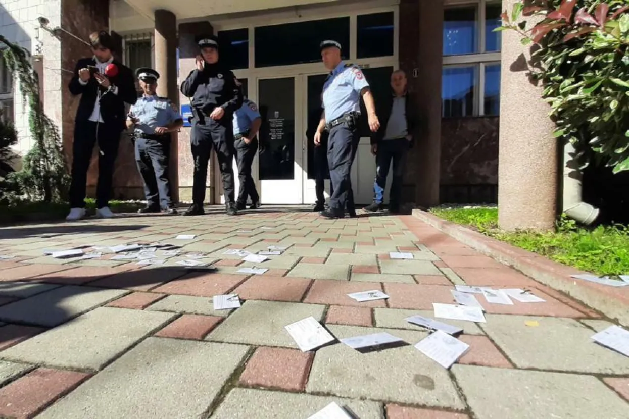 Promatrači Pokreta za red i pravdu napustili su biračka mjesta, do&scaron;li pred Gradski izbornu komisiju, gdje su pobacali akreditacije za praćenje izbora