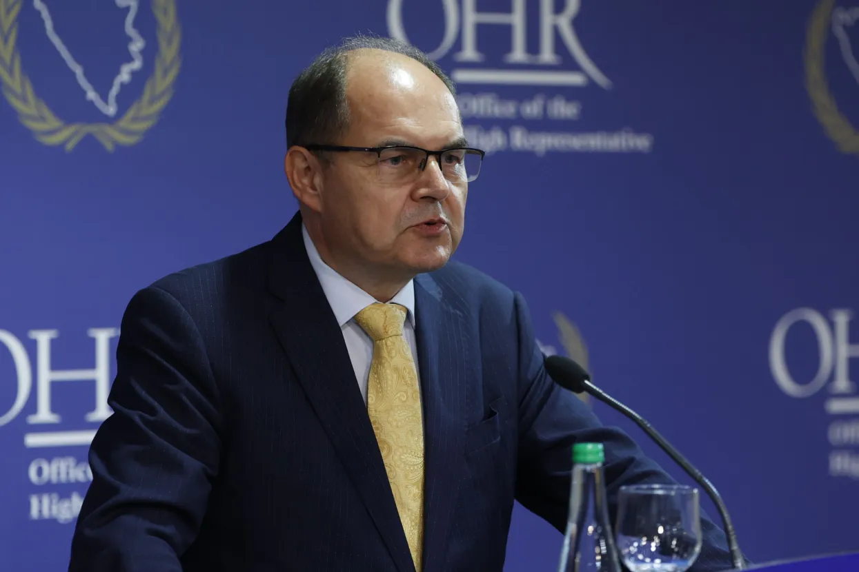 Visoki predstavnik za BiH Christian Schmidt nametnuo je u srijedu djelomične izmjene izbornog zakona no one su uglavnom tehničke prirode i ostaje otvoreno pitanje načina popune Doma naroda parlamenta Federacije BiH koje hrvatske stranke smatraju ključnim. Schmidt je u izjavi medijima u Sarajevu potvrdio da je od danas na snazi paket izmjena izbornog zakona &scaron;to ga je donio temeljem svojih bonskih ovlasti.