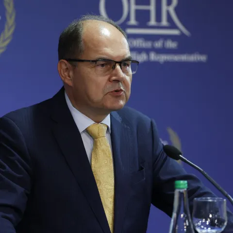 Visoki predstavnik za BiH Christian Schmidt nametnuo je u srijedu djelomične izmjene izbornog zakona no one su uglavnom tehničke prirode i ostaje otvoreno pitanje načina popune Doma naroda parlamenta Federacije BiH koje hrvatske stranke smatraju ključnim. Schmidt je u izjavi medijima u Sarajevu potvrdio da je od danas na snazi paket izmjena izbornog zakona &scaron;to ga je donio temeljem svojih bonskih ovlasti.